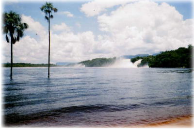 カナイマ湖と滝